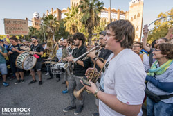 Músics contra la Repressió a la manifestació del 26 d'octubre al carrer Marina de Barcelona 
